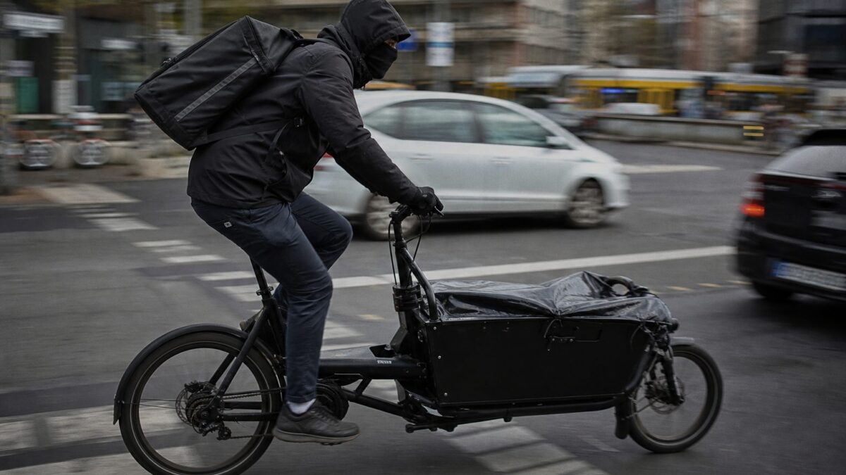 Fahrradkurier bei der Arbeit in Berlin