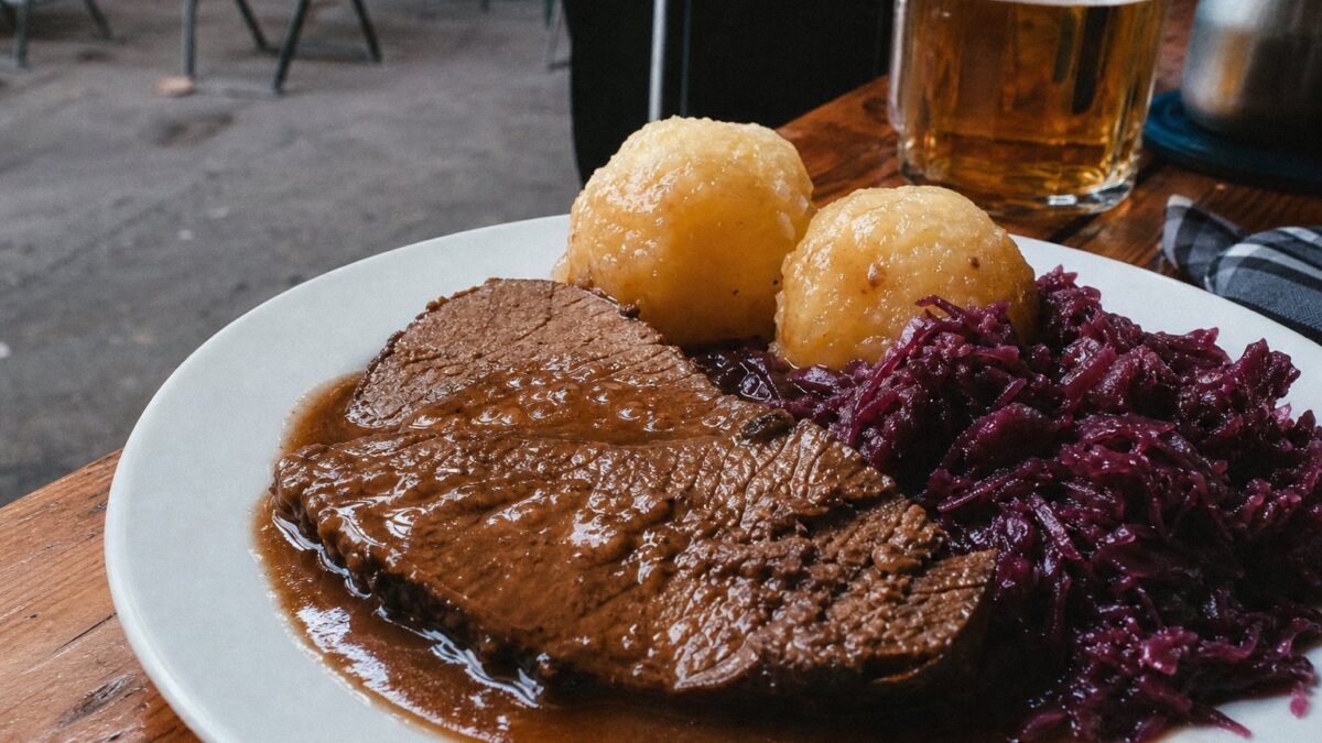 Sauerbraten, ein deutscher Schmorbraten-Klassiker